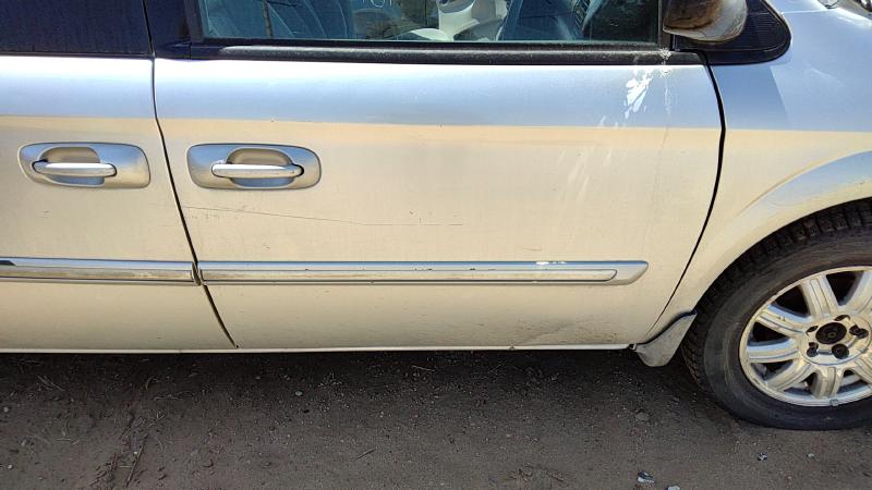 2004-2007 Chrysler Town & Country Front Door RH