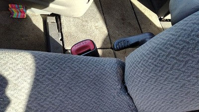05-07 Town & Country Driver Left Front Seat Belt Buckle Receiver Oem Gray D5