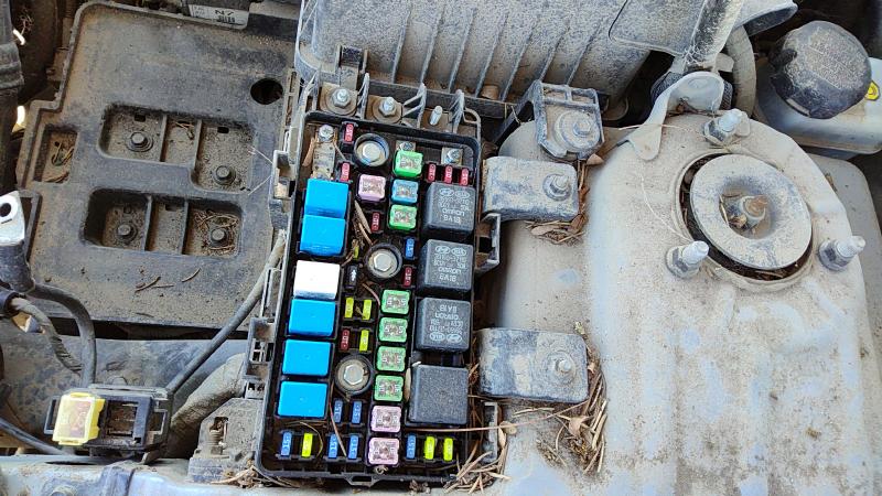 2006-2010 Hyundai Sonata Engine Fuse Box