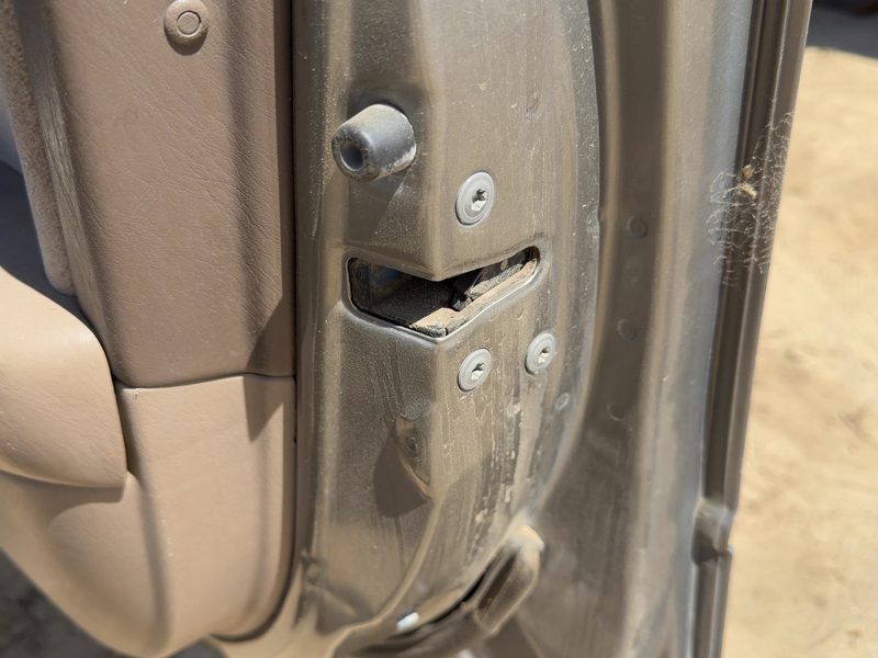 1997-2001 Toyota Camry Front Door Latch RH