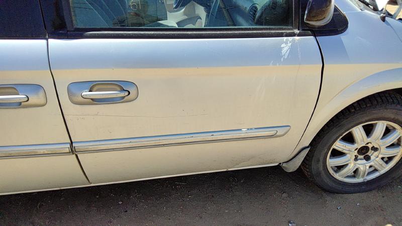 2004-2007 Chrysler Town & Country Front Door RH