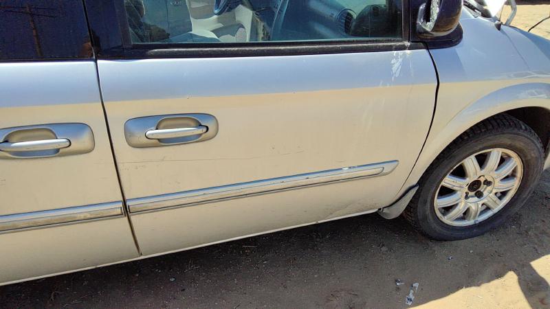 2004-2007 Chrysler Town & Country Front Door RH