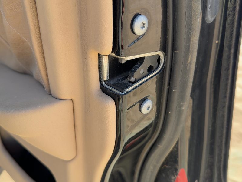 1995-2003 BMW 530i Front Door Latch RH