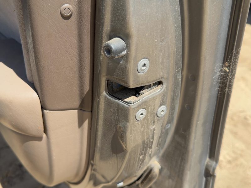1997-2001 Toyota Camry Front Door Latch RH