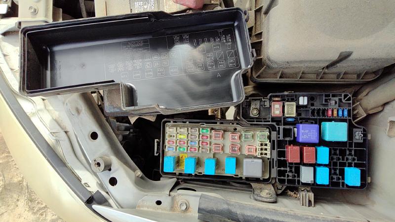 2004-2006 Toyota Camry Engine Fuse Box