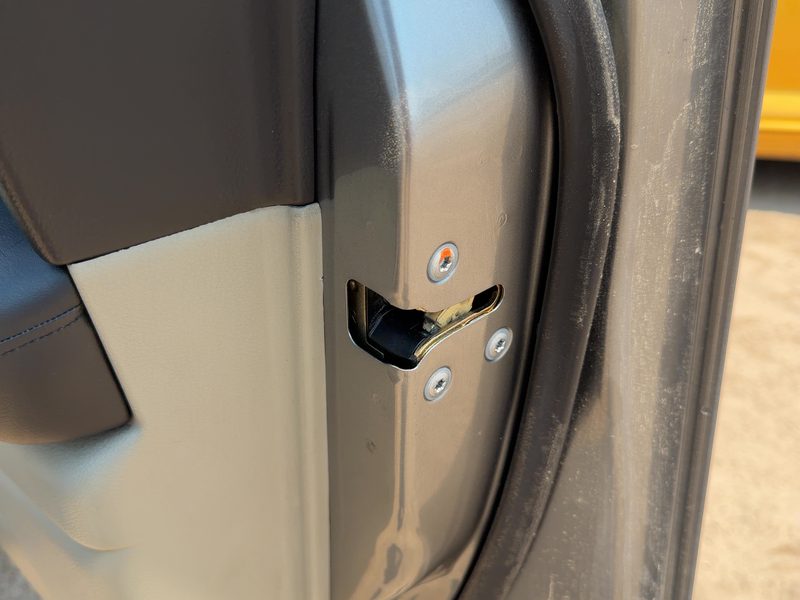 2003-2004 Infiniti FX Series Front Door Latch RH
