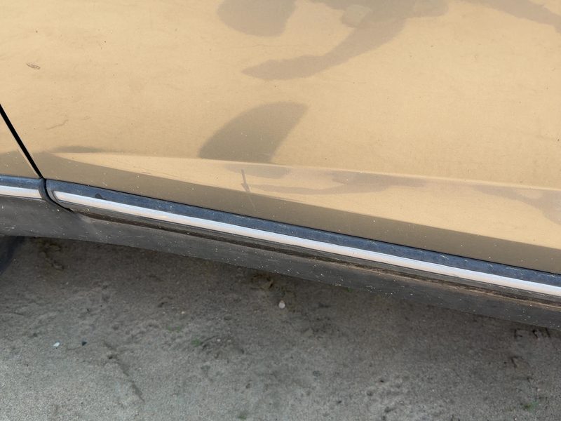 2003-2005 Infiniti FX Series Front Door Moulding LH