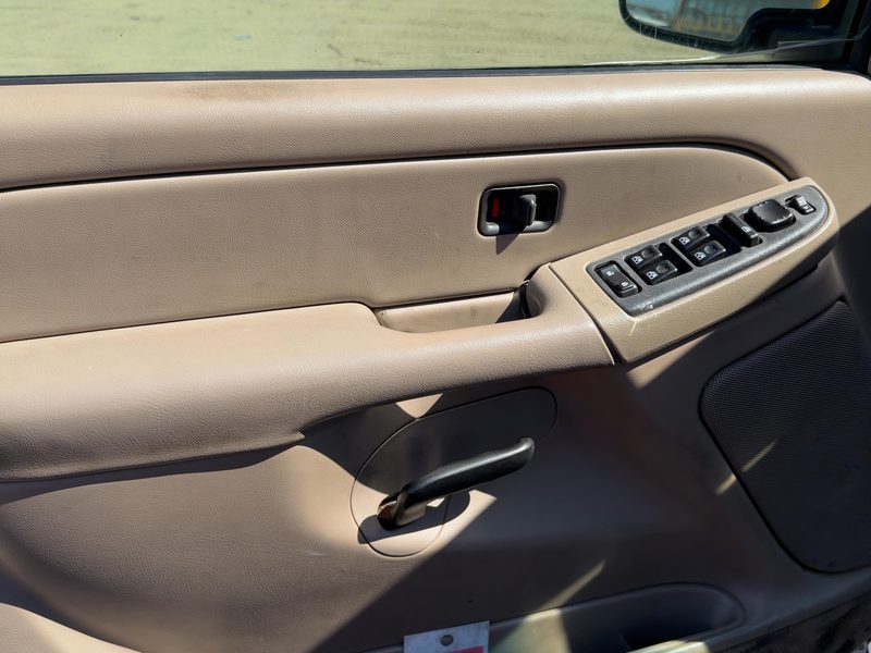 2004-2007 Chevrolet 2500 Silverado Pickup Front Door Trim Panel LH