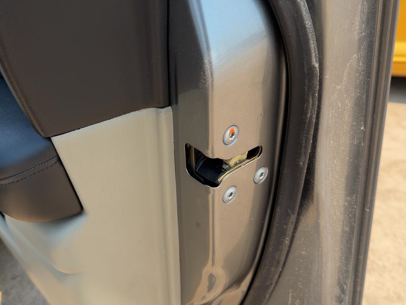 2003-2004 Infiniti FX Series Front Door Latch RH