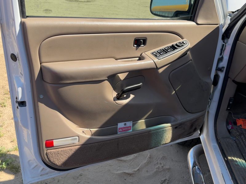 2004-2007 Chevrolet 2500 Silverado Pickup Front Door Trim Panel LH