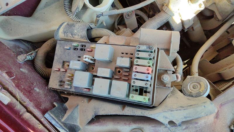 2000-2001 Chevrolet Venture Engine Fuse Box
