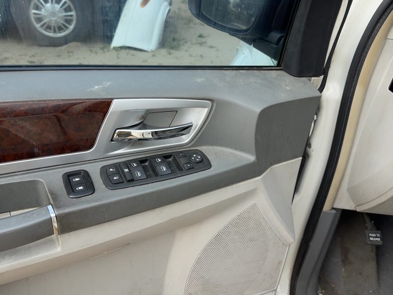 2010 Chrysler Town & Country Front Door Trim Panel LH