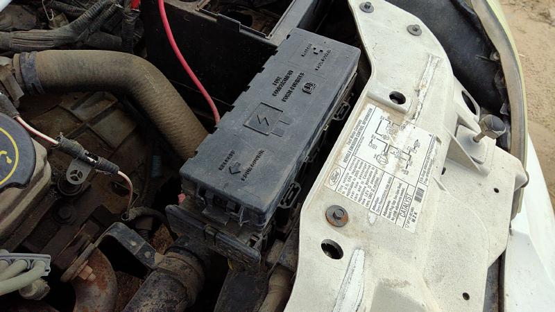 2005-2007 Sable (mercury) Engine Fuse Box