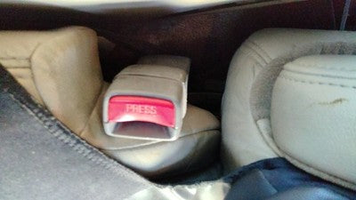 01-02 Chevy Suburban Driver Left Front Seat Belt Buckle Receiver 922 Light Gray