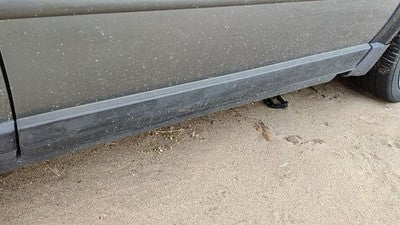 1998-2005 Vw Passat Passenger Right Front Lower Moulding From Door Trim Strip