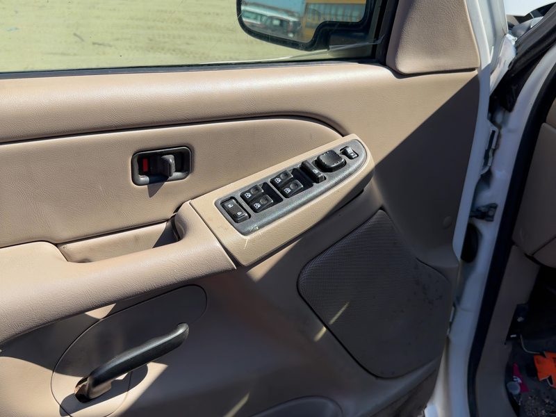 2004-2007 Chevrolet 2500 Silverado Pickup Front Door Trim Panel LH