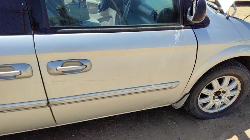 2004-2007 Chrysler Town & Country Front Door RH