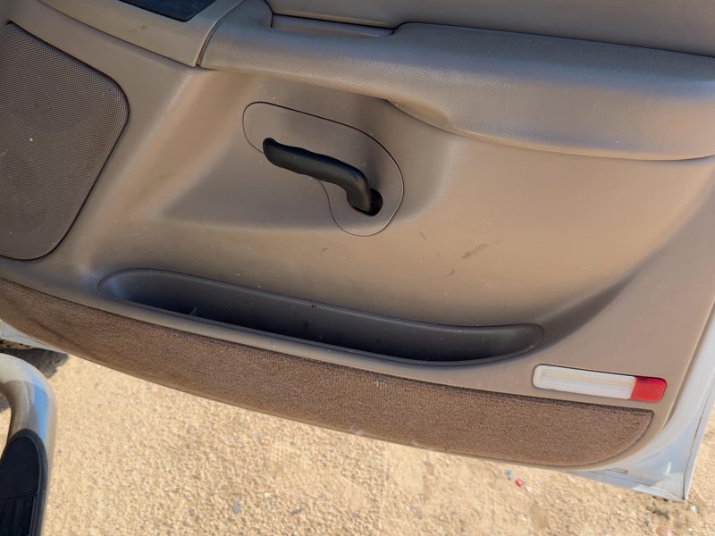 2004-2007 Chevrolet 2500 Silverado Pickup Front Door Trim Panel RH
