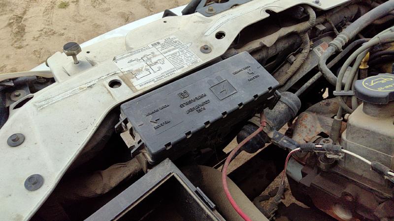 2005-2007 Sable (mercury) Engine Fuse Box