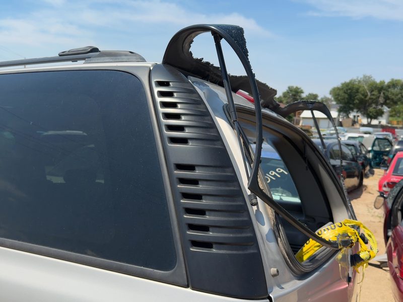 2005 Chevy/gmc Suburban 1500 Series Quarter Panel Moulding LH