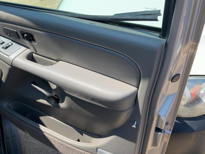 2005 Chevy/gmc Suburban 1500 Series Front Door Trim Panel RH