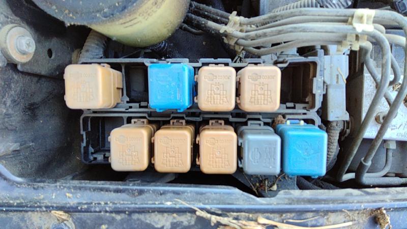 2000-2002 Infiniti G20 Engine Fuse Box