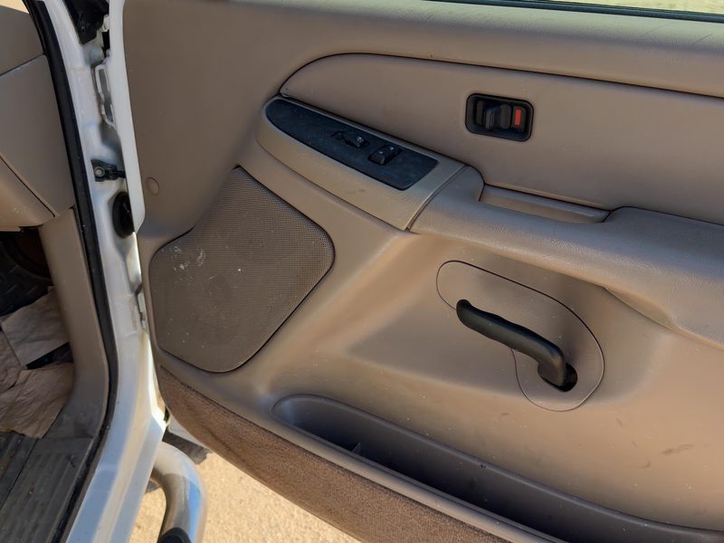 2004-2007 Chevrolet 2500 Silverado Pickup Front Door Trim Panel RH