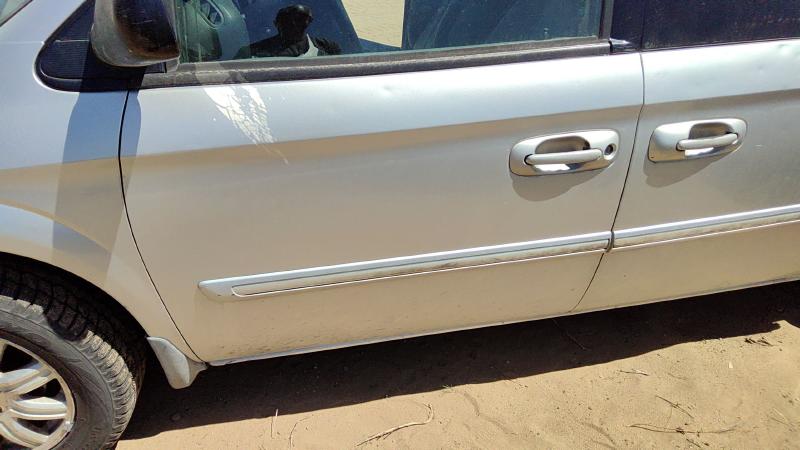 2004-2007 Chrysler Town & Country Front Door LH