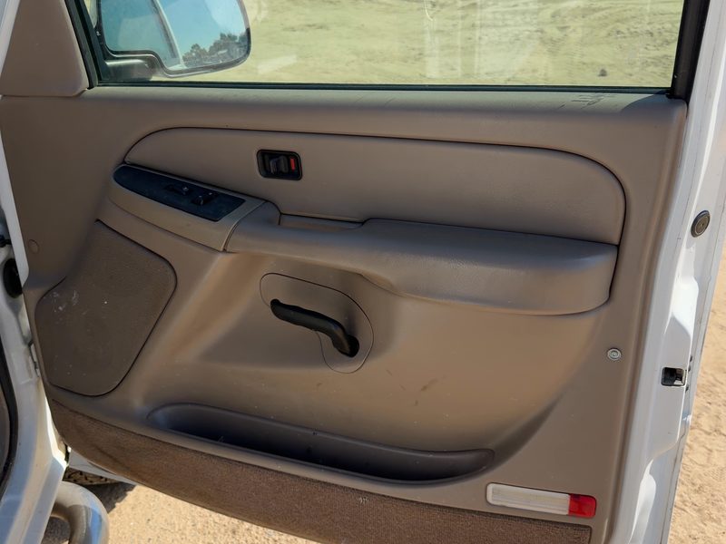2004-2007 Chevrolet 2500 Silverado Pickup Front Door Trim Panel RH
