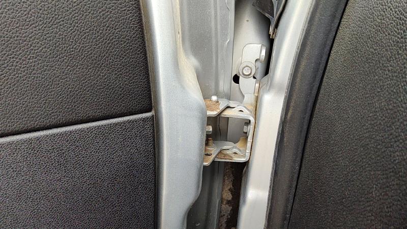 2010 Chevrolet Tahoe Front Door Hinge LH