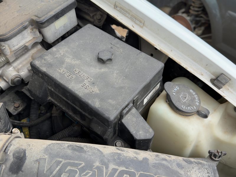 1998 Blazer S10/jimmy S15 Engine Fuse Box