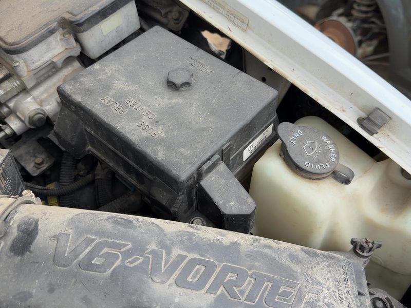 1998 Blazer S10/jimmy S15 Engine Fuse Box