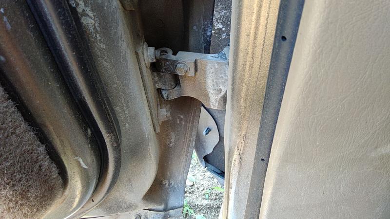 1999 Buick Park Avenue (80&up) Front Door Hinge LH