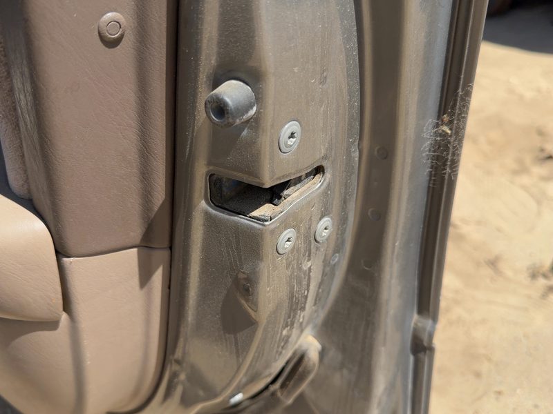 1997-2001 Toyota Camry Front Door Latch RH