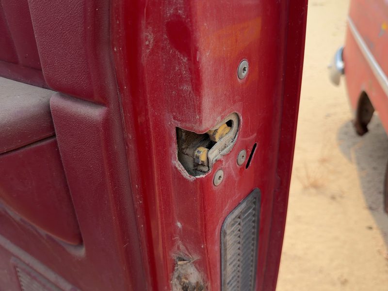 1991 Dodge Dakota (mid-size) Front Door Latch RH