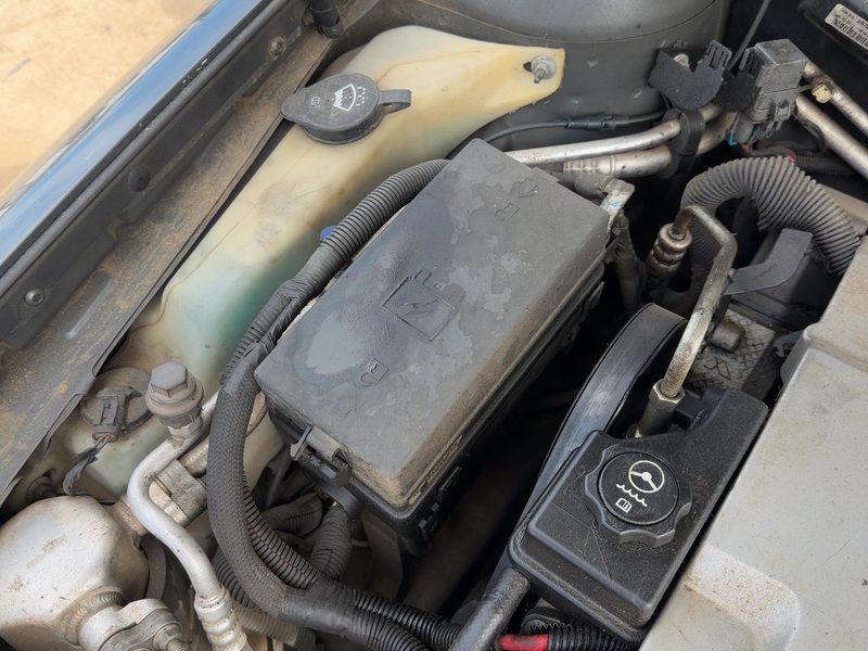 2001-2003 Cadillac Seville Engine Fuse Box