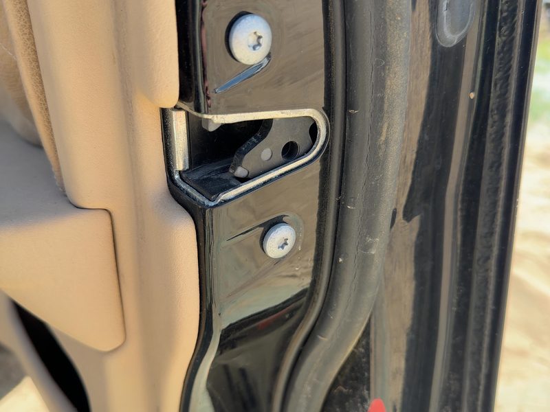 1995-2003 BMW 530i Front Door Latch RH