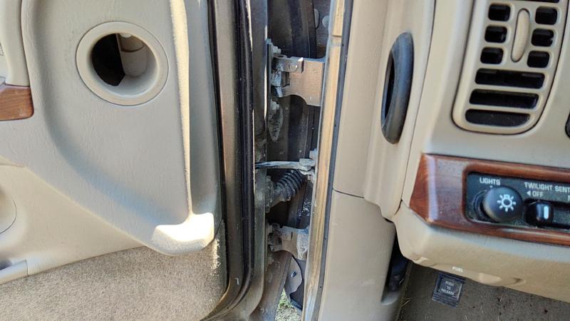 1999 Buick Park Avenue (80&up) Front Door Hinge LH