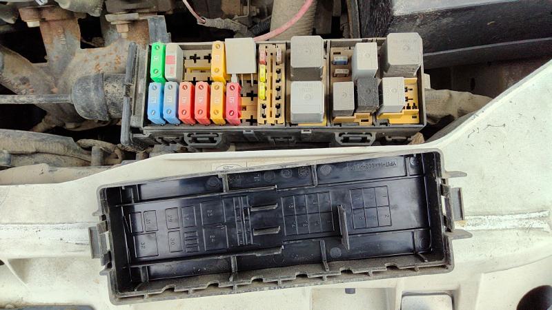 2005-2007 Sable (mercury) Engine Fuse Box
