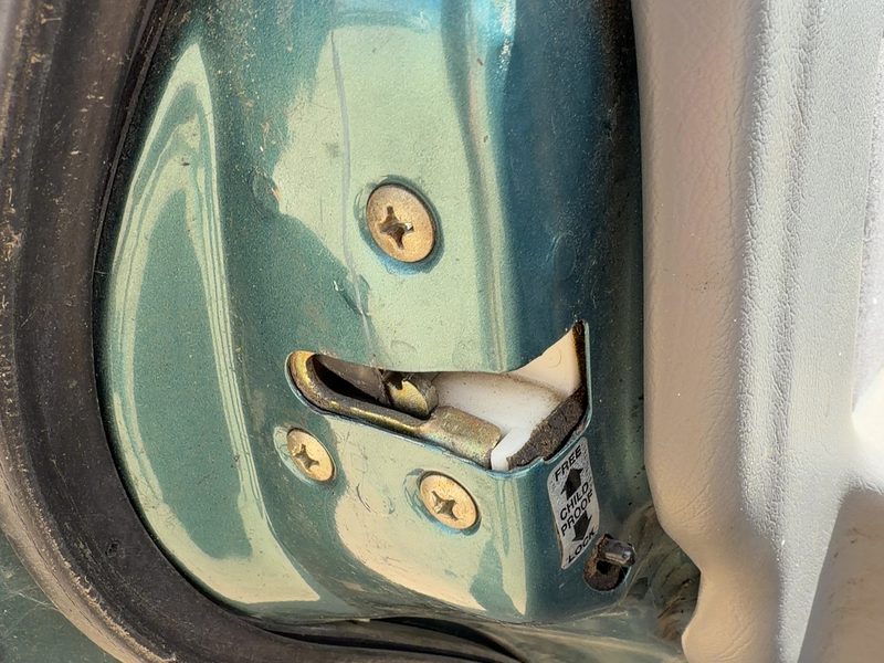 1995 Isuzu Rodeo Rear Door Latch LH