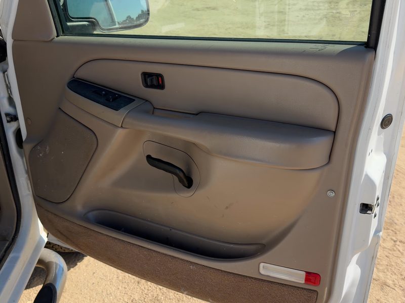 2004-2007 Chevrolet 2500 Silverado Pickup Front Door Trim Panel RH