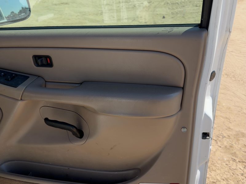 2004-2007 Chevrolet 2500 Silverado Pickup Front Door Trim Panel RH